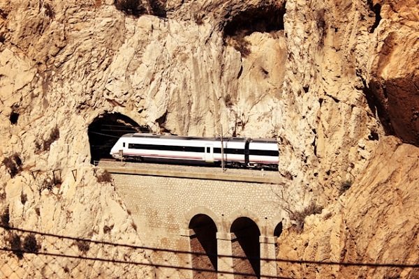 Ventajas Avión vs Tren AVE pasando por el caminito del Rey